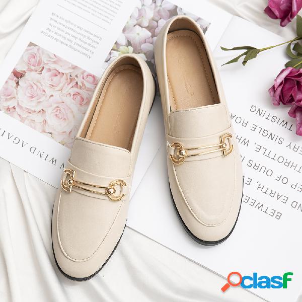 As mulheres se vestem sapatos de metal decoração