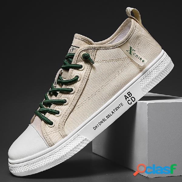 Os homens brancos sapatas de lona atam sapatos de skate