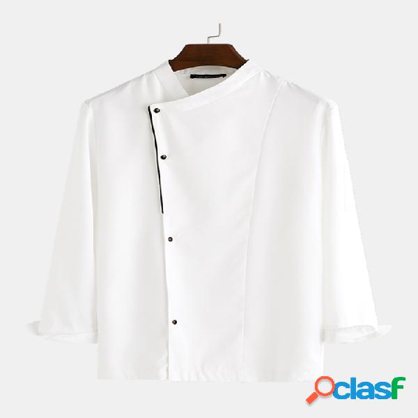 Os homens escolhem camisas uniformes do cozinheiro chefe