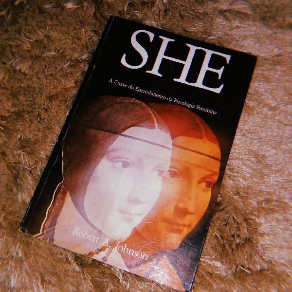 Livro She - A chave do entendimento da psicologia feminina.