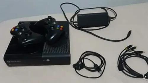 Vendo Xbox 360 Com 2 Controles