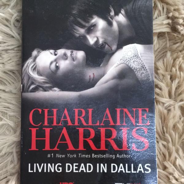 livro charlaine harris em living dead in dallas