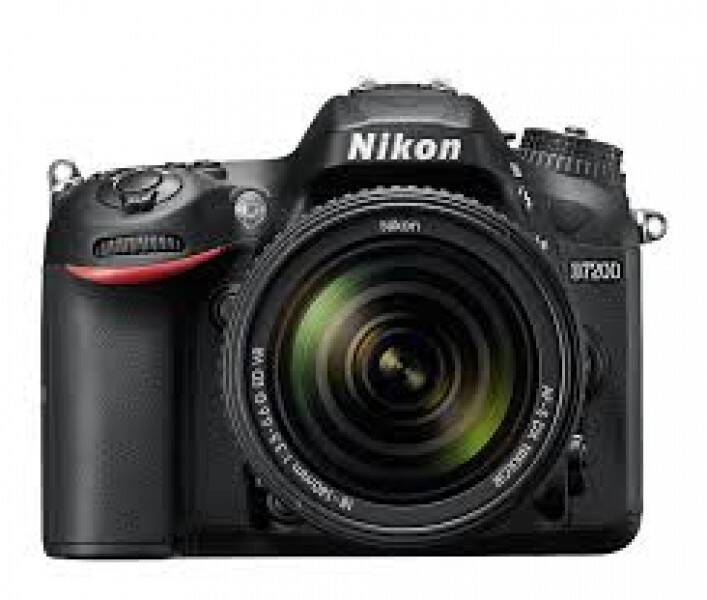 Vendo Câmera NIKON DSLR  + Lente 35mm 1.8