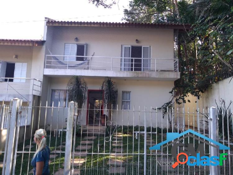 Ótima casa 4 dormitórios,2 suítes, 3 vagas com quintal