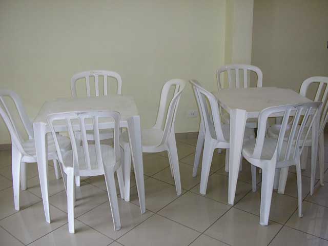 Locação de mesas e cadeiras etc