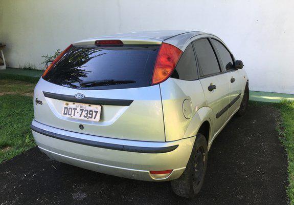 Ford Focus Hatch 2008 prata 4 portas no estado que se