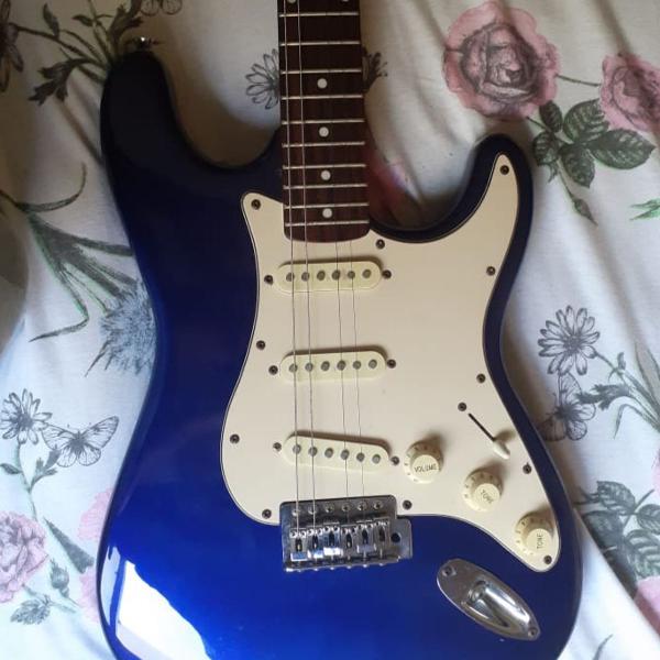 guitarra elétrica azul