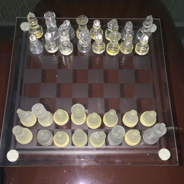 tabuleiro de xadrez com peças em vidro