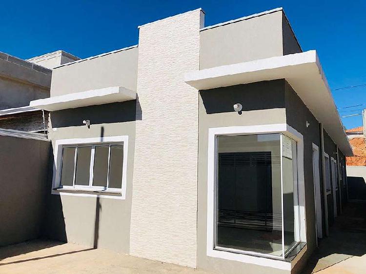 Casa para venda tem 105 metros quadrados com 3 quartos em