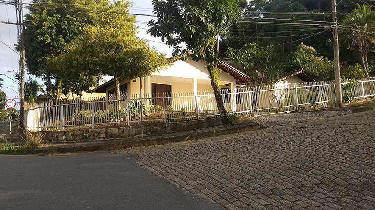Residencia de esquina no bairro Floresta, na rua São Roque