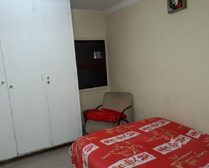 Aluga-se quarto para moças.