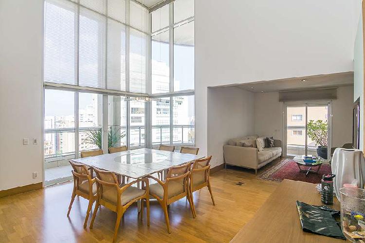 Apartamento com pé-direito alto, 290 metros, 03 suítes, 04