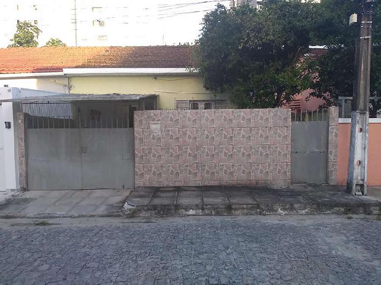 Casa para venda possui 210 metros quadrados com 3 quartos em