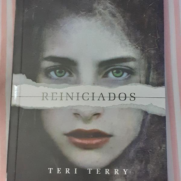 Livro - Reiniciados (Teri Terry)