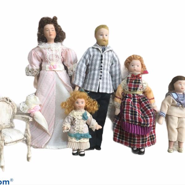 família de mini bonecos de porcelana estilo vitoriano