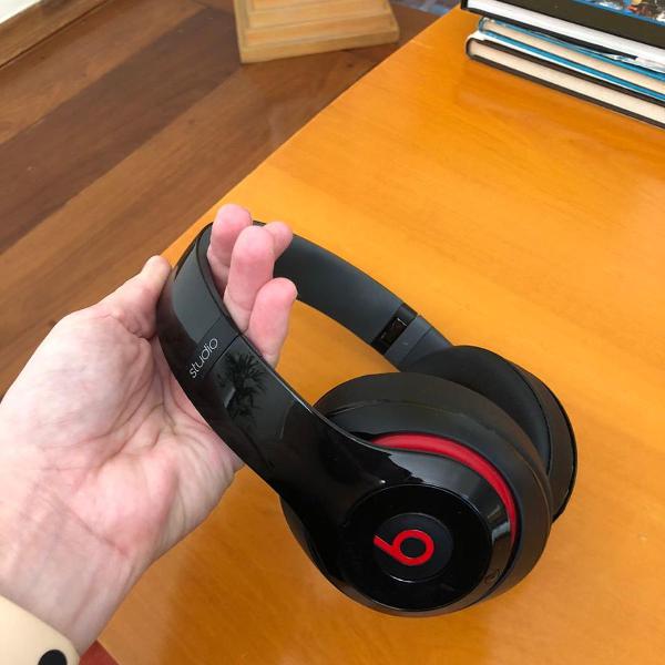 Fone Beats Studio 2 - Preto e vermelho