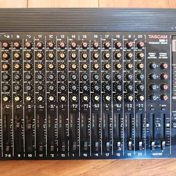 Mesa de som. Tascam MM-1