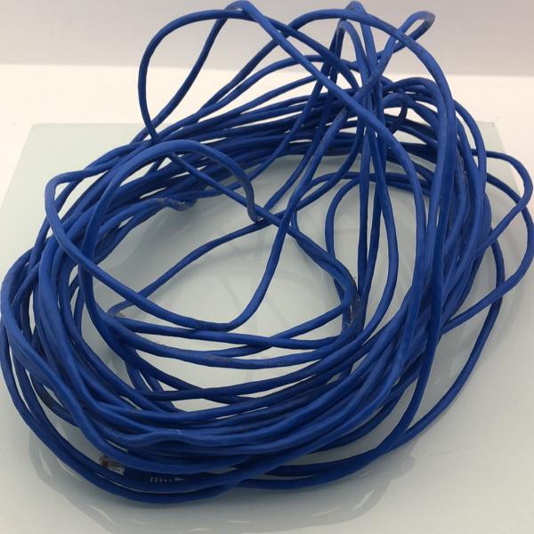 cabo de rede azul com terminais