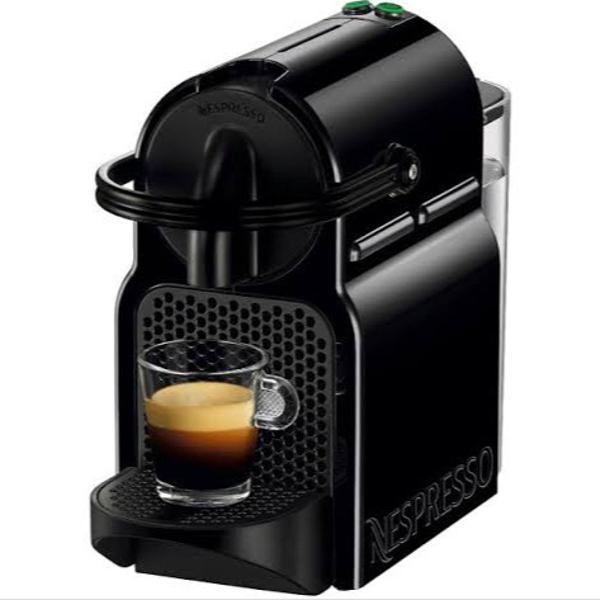 máquina de café nespresso inissia preta