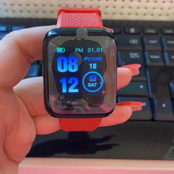 smartwatch inteligente com pulseira vermelha