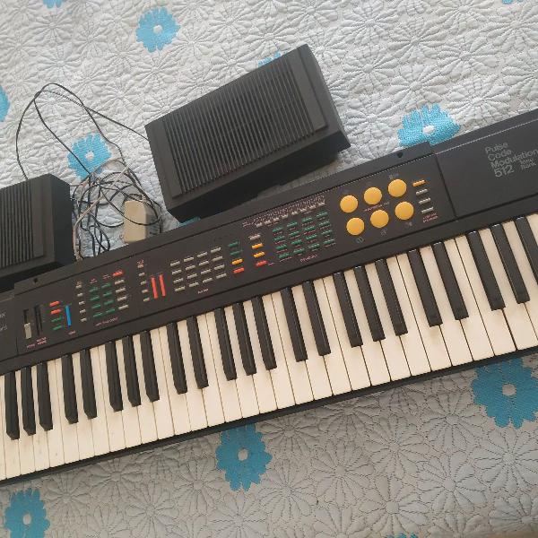 teclado vintage em perfeito estado