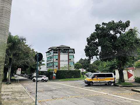 Prédio com quatro andares, localizado no inicio da Barra da