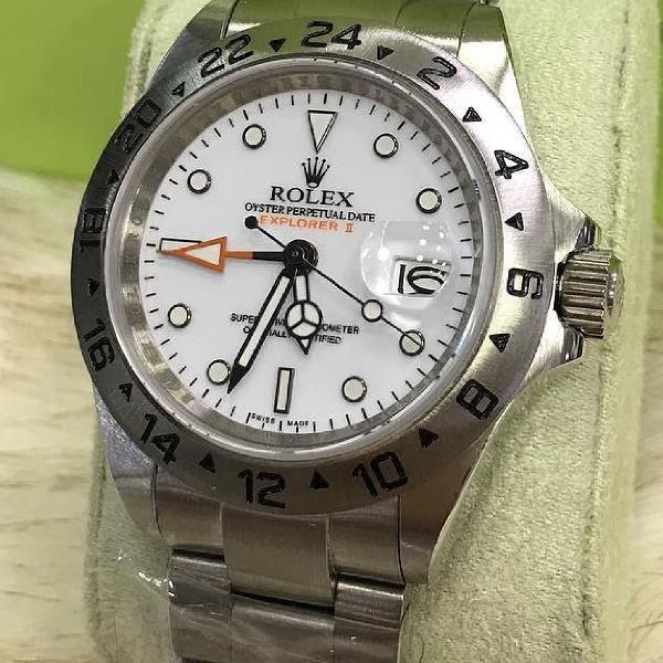 Relógio Rolex explorer 2 com fundo branco