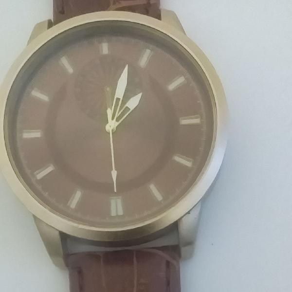 Relógio com pulseira de couro sintético.