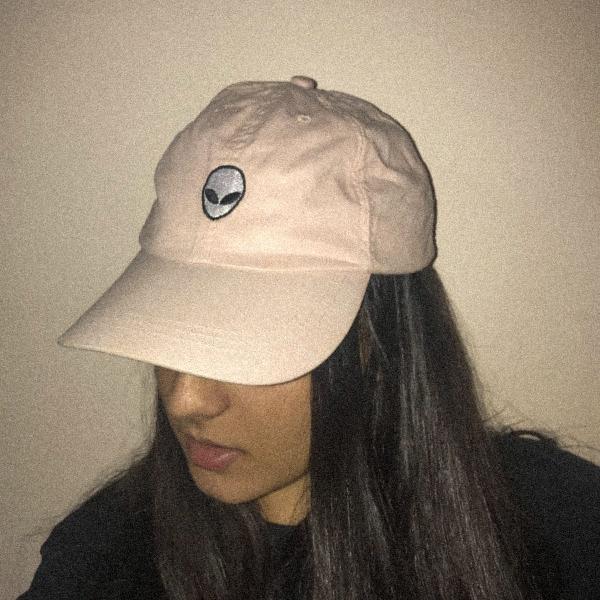boné rosado de alien