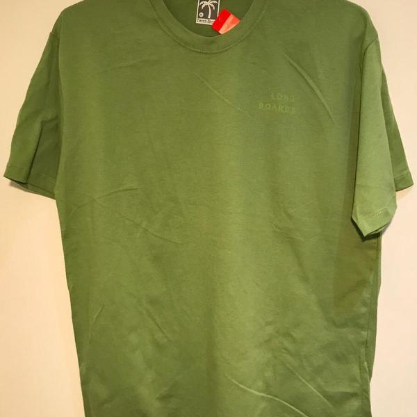 camisa camiseta estampada verde com etiqueta