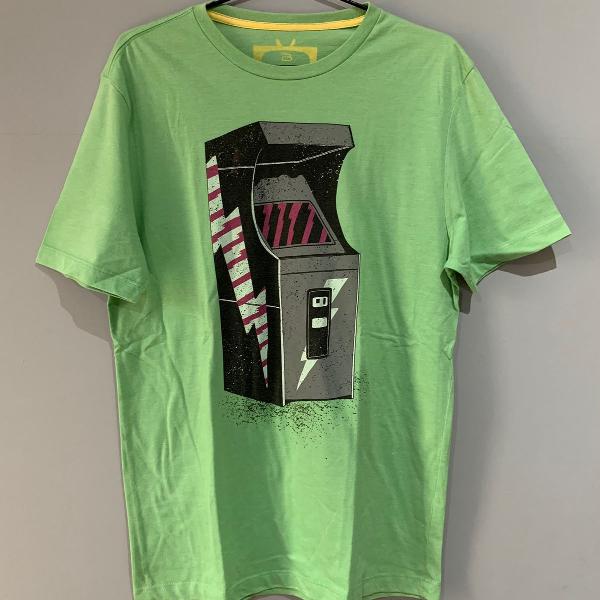 camiseta verde estampada com design moderno m