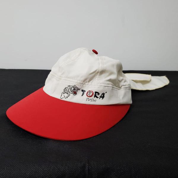 chapéu branco e vermelho