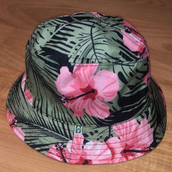 chapéu bucket estampado verde com flores rosa