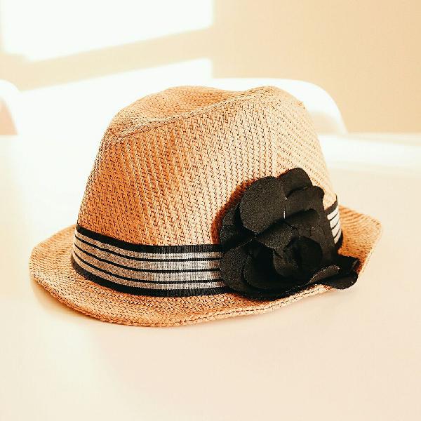 chapéu de palha/praia com faixa e detalhe de flor