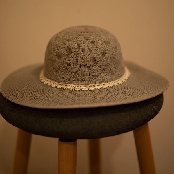 chapéu de praia artesanal cinza