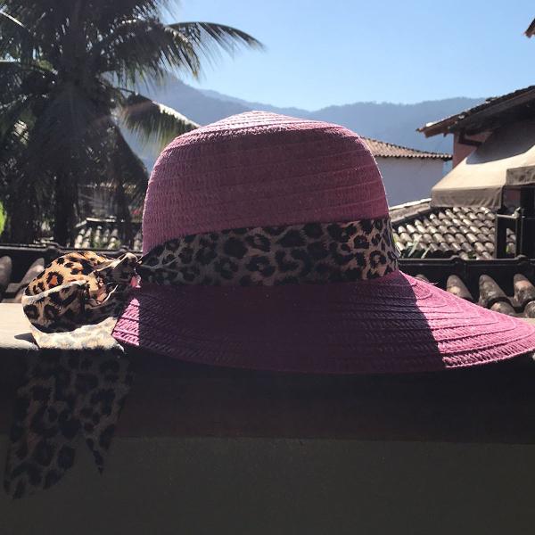chapéu de praia rosa