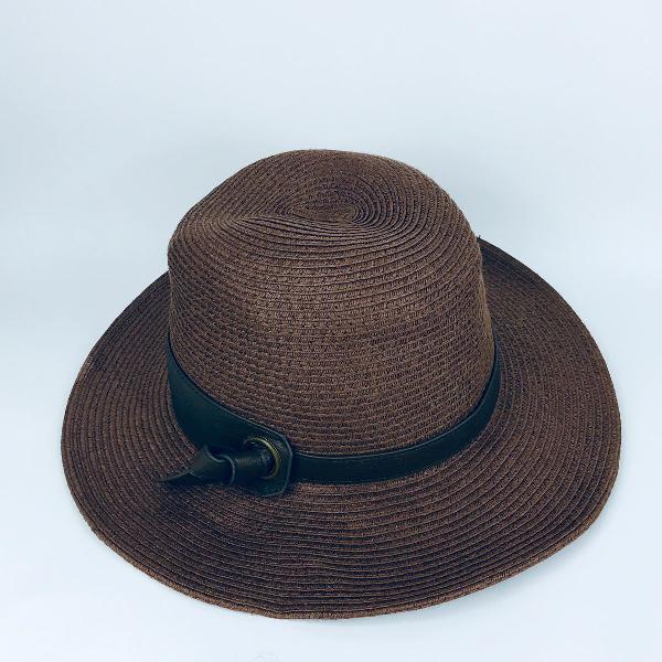 chapéu estilo floppy sisal e couro