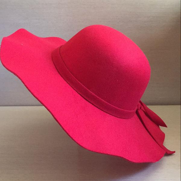 chapéu floppy vermelho