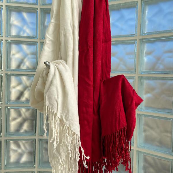 duas pachiminas echarpe branca e vermelha