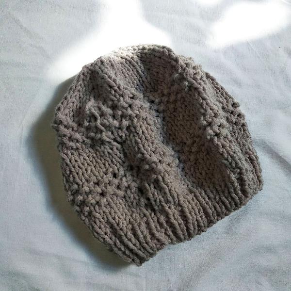 gorro de tricô cinza