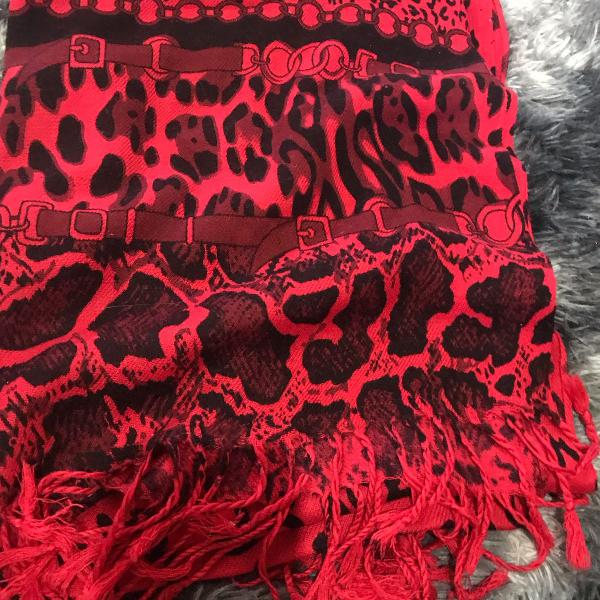 lenço comprido vermelho com oncinhas
