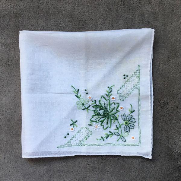 lenço de bolso em cambraia bordado à mão verde