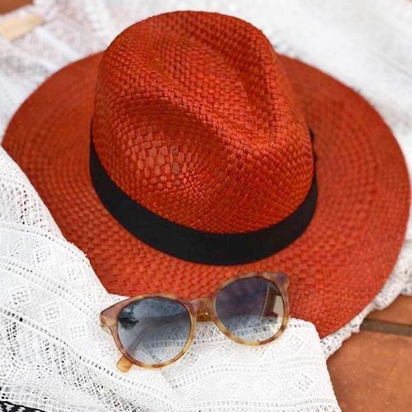 lindo chapéu de palha natural cor laranja queimado com aba