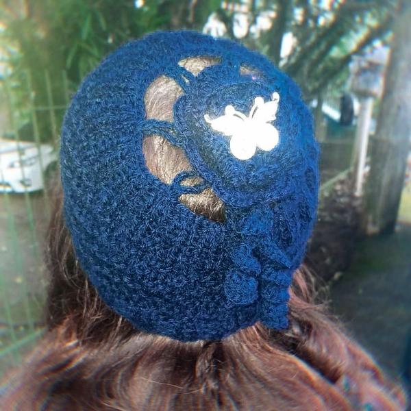 touca azul marinho - tricô, flor e borboleta