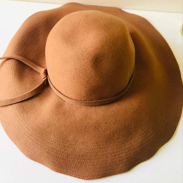 um charme de chapéu de feltro
