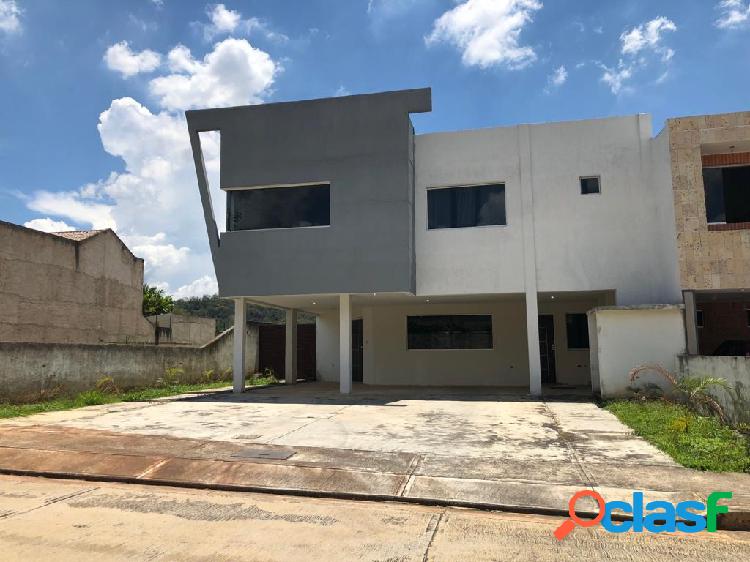 402915 Venta de hermosa casa en Lomas del Country Guataparo,