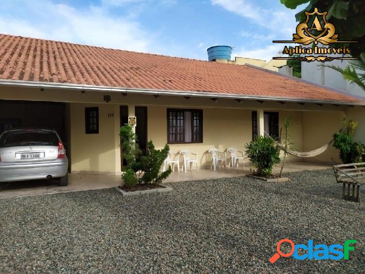 Casa com 4 quartos, sendo uma suíte, no centro de