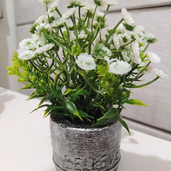 Vasinho decorativo com planta artificial fixa.