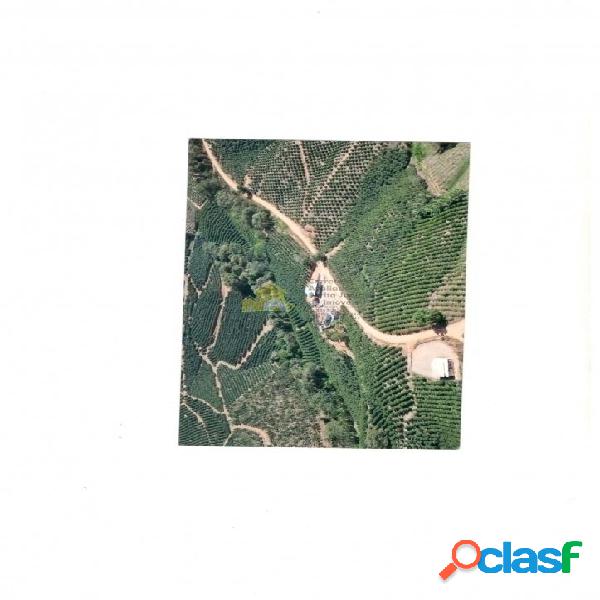 Vende-se chácara com 3/4 de terras em Nova Resende MG,