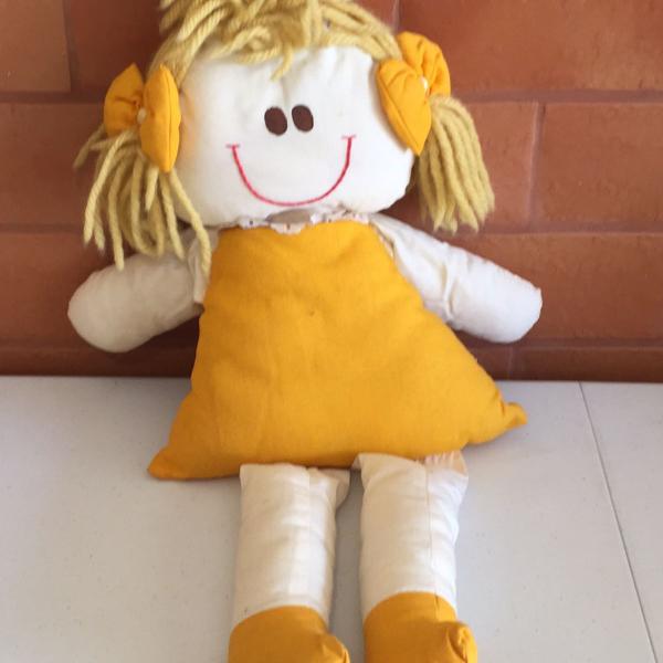 boneca de pano amarela
